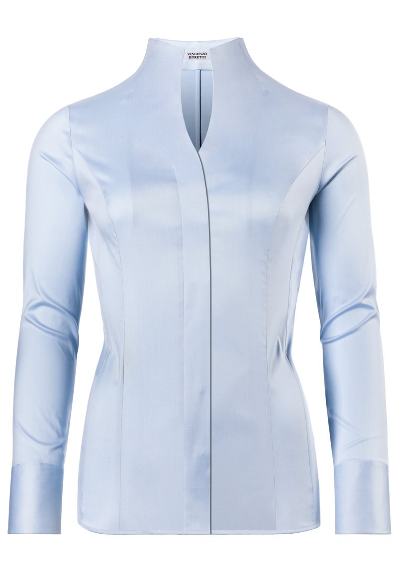 Camicia a maniche lunghe azzurro chiaro realizzata in tessuto morbido, con colletto alto e apertura frontale con cuciture verticali per una vestibilità su misura.