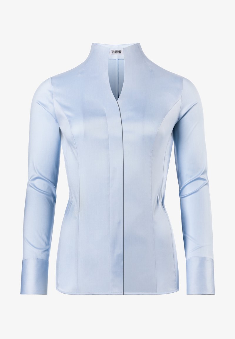 Camicia a maniche lunghe azzurro chiaro realizzata in tessuto morbido, con colletto alto e apertura frontale con cuciture verticali per una vestibilità su misura.