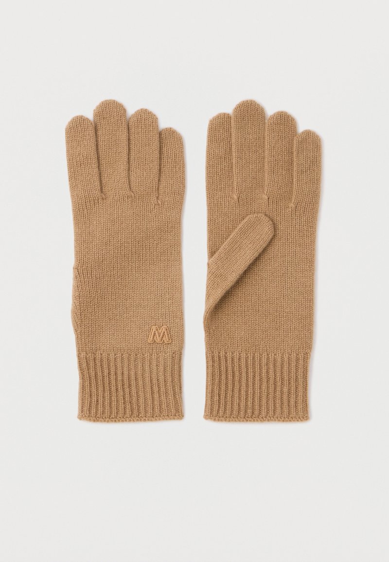 Beige Strickhandschuhe mit einem gerippten Bund, die separat gestrickte Finger und ein kleines Logo-Detail im Handgelenkbereich aufweisen.