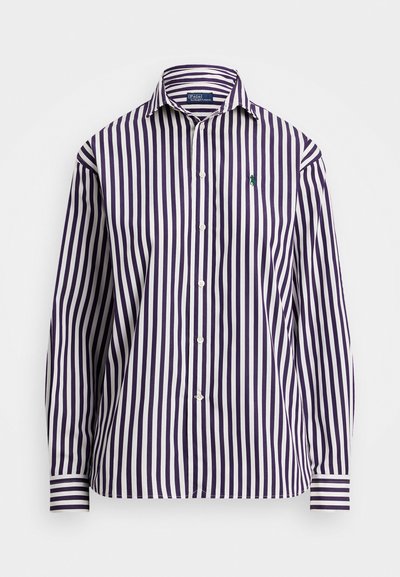 Camisa de botões acima listrada em roxo escuro e branco, com colarinho, mangas longas, botões frontais e um pequeno logótipo verde no peito.
