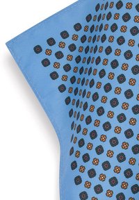 Niebieska tkanina z kwiatowym wzorem, zawierająca ciemnoszare i pomarańczowe kwiaty, obramowane fioletową linią, o gładkiej teksturze. Krawędzie są przeszyte.