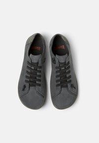 Graue Lederschuhe mit schwarzen Schnürsenkeln. Verfügen über eine abgerundete Spitze, minimale Nähte und markierte Innensohlen. Glatte Oberfläche mit flacher Sohle.