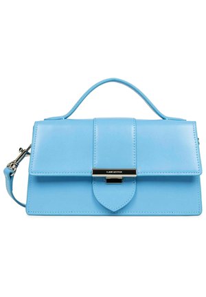 Sac à main en cuir bleu clair avec un design structuré, une poignée supérieure et une bandoulière amovible. Il est doté d'une fermeture à rabat et de quincaillerie en argent.