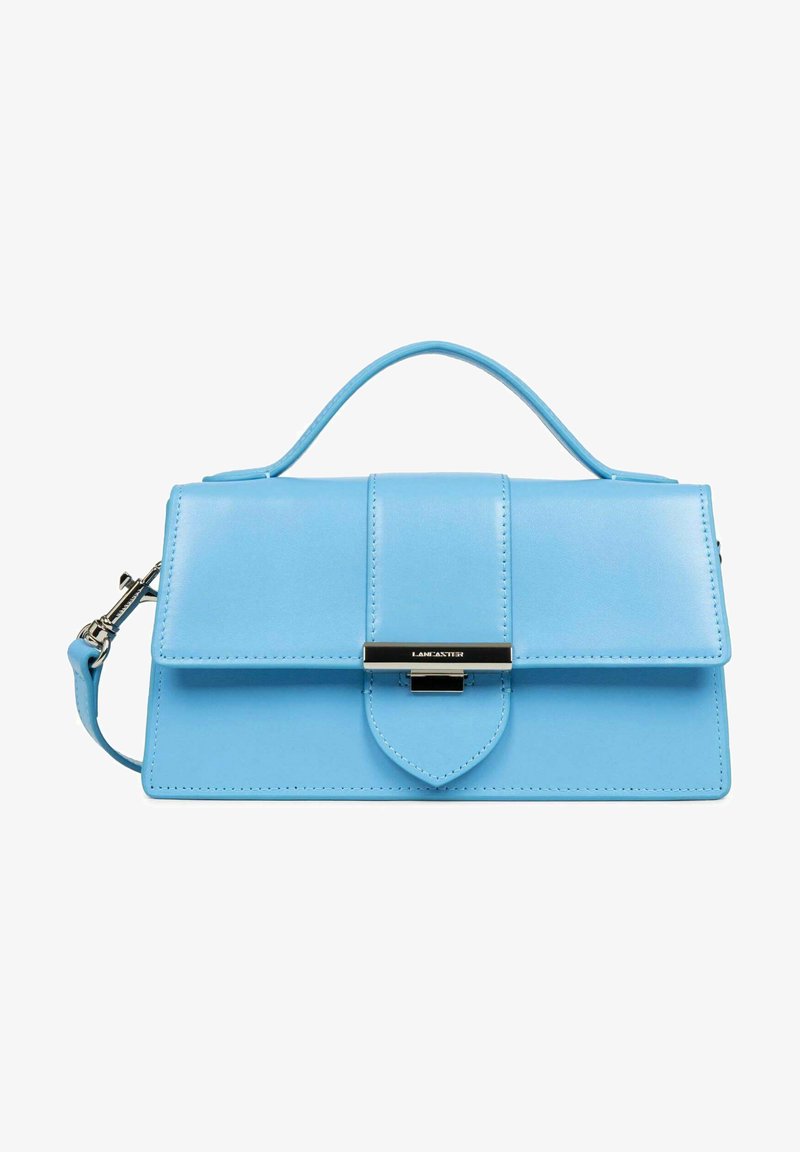 Sac à main en cuir bleu clair avec un design structuré, une poignée supérieure et une bandoulière amovible. Il est doté d'une fermeture à rabat et de quincaillerie en argent.