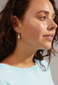 Pilgrim BAKER FRESHWATERPEARL DANGLE - Naušnice - gold-coloured