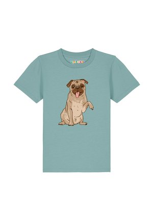 Lichtblauw T-shirt voor kinderen met een cartoonachtige mopshond die zit en één poot opsteekt, tong uit, gecentreerd op de voorkant.