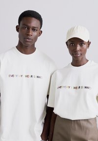 Sunnei CLASSIC UNISEX - Marškinėliai su spaudiniu - off white