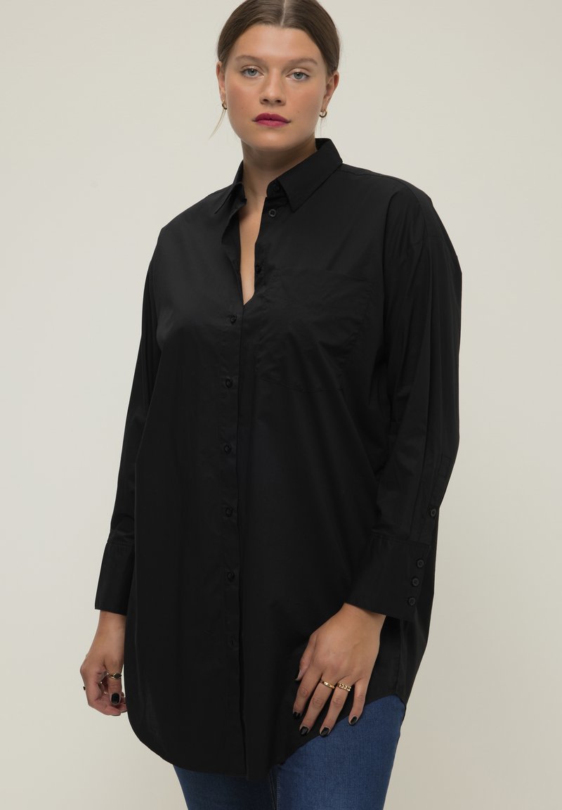 Chemise noire à boutons avec manches longues, dotée d'une poche poitrine, d'un ourlet incurvé et d'une légère brillance. Fabriquée en tissu doux en mélange de coton.
