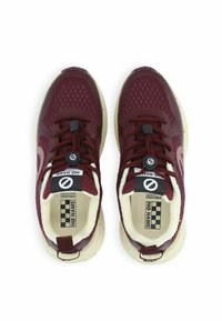 Scarpe da ginnastica bordeaux con tomaia in rete, lacci rotondi e suola testurizzata. Presentano il marchio "NO NAME" e una межsuola maculata.