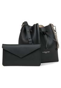 Borsa a secchiello nera in pelle con chiusura a cordoncino e dettaglio in catena, accompagnata da un portafoglio a busta nero abbinato.