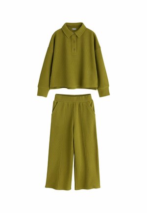 Dwuczęściowy zestaw w oliwkowym kolorze z prążkowanego dzianego materiału, z long-sleeve swetrem z kołnierzykiem i guzikami oraz szerokimi, krótkimi spodniami z kieszeniami.