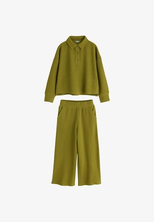Dwuczęściowy zestaw w oliwkowym kolorze z prążkowanego dzianego materiału, z long-sleeve swetrem z kołnierzykiem i guzikami oraz szerokimi, krótkimi spodniami z kieszeniami.