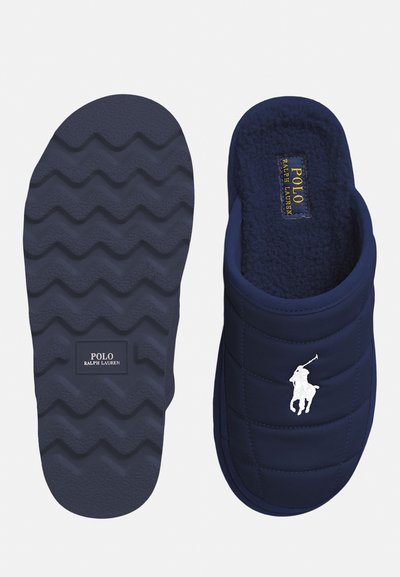 Marine blauwe gewatteerde stof pantoffel met een zachte binnenvoering, voorzien van een wit geborduurd logo. Getextureerde rubberen zool met zigzagpatroon.