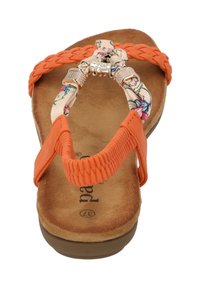 Orange Flip-Flop-Sandale mit geflochtenen Riemen, floralem Stoffdetail und dekorativen Metallelementen. Strukturiertes Fußbett und Gummisohle.