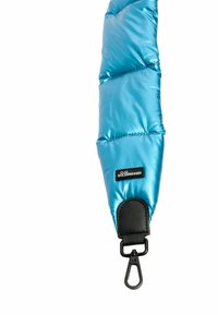 Gevoerde blauwe nylon schouderband met zwarte leren accenten, voorzien van een clip voor bevestiging. Gladde, glanzende textuur met een gestikt ontwerp.