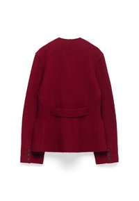 Czerwony płaszcz z mieszanki wełny o strukturalnym fasonie, okrągłym dekolcie, detalach szwu z tyłu i zapinanych mankietach. Gładka tekstura z subtelnym połyskiem.