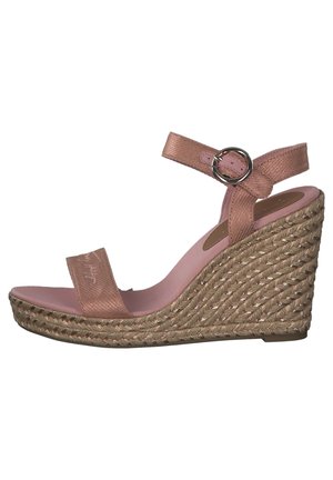 Sandalia de cuña rosa con plataforma de yute trenzado, correa en el tobillo y hebilla redonda plateada, diseñada para el uso femenino en verano.