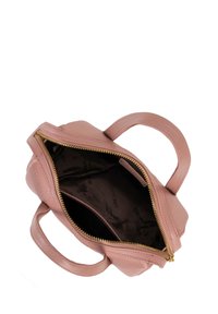 Borsa in pelle rosa con finitura texturizzata, zip dorata, due manici e un ampio interno foderato in tessuto scuro.