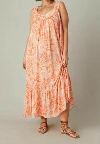 Vestido maxi de diseño de paisley naranja con escote fruncido y tirantes anchos, que presenta un dobladillo acampanado y una tela texturizada.