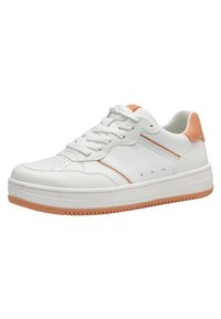 Baskets blanches avec un dessus texturé, un accent orange au talon et une semelle en caoutchouc avec des rainures pour l'adhérence.