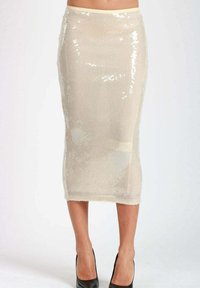 Gonna a matita beige con paillettes, tessuto testurizzato, lunghezza al ginocchio, design aderente e una cintura in vita. Abbinata a classiche décolleté nere.