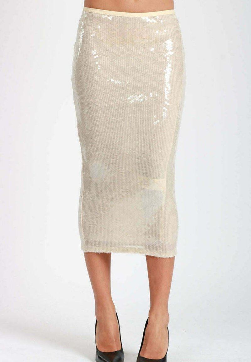Gonna a matita beige con paillettes, tessuto testurizzato, lunghezza al ginocchio, design aderente e una cintura in vita. Abbinata a classiche décolleté nere.