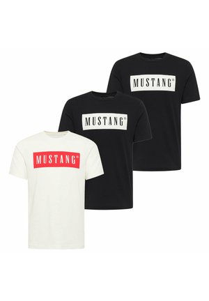 Drei kurzärmelige Baumwoll-T-Shirts, zwei schwarze mit weißem "MUSTANG"-Logo und ein weißes mit rotem "MUSTANG"-Logo vorne.