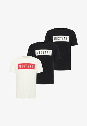 Drei kurzärmelige Baumwoll-T-Shirts, zwei schwarze mit weißem "MUSTANG"-Logo und ein weißes mit rotem "MUSTANG"-Logo vorne.
