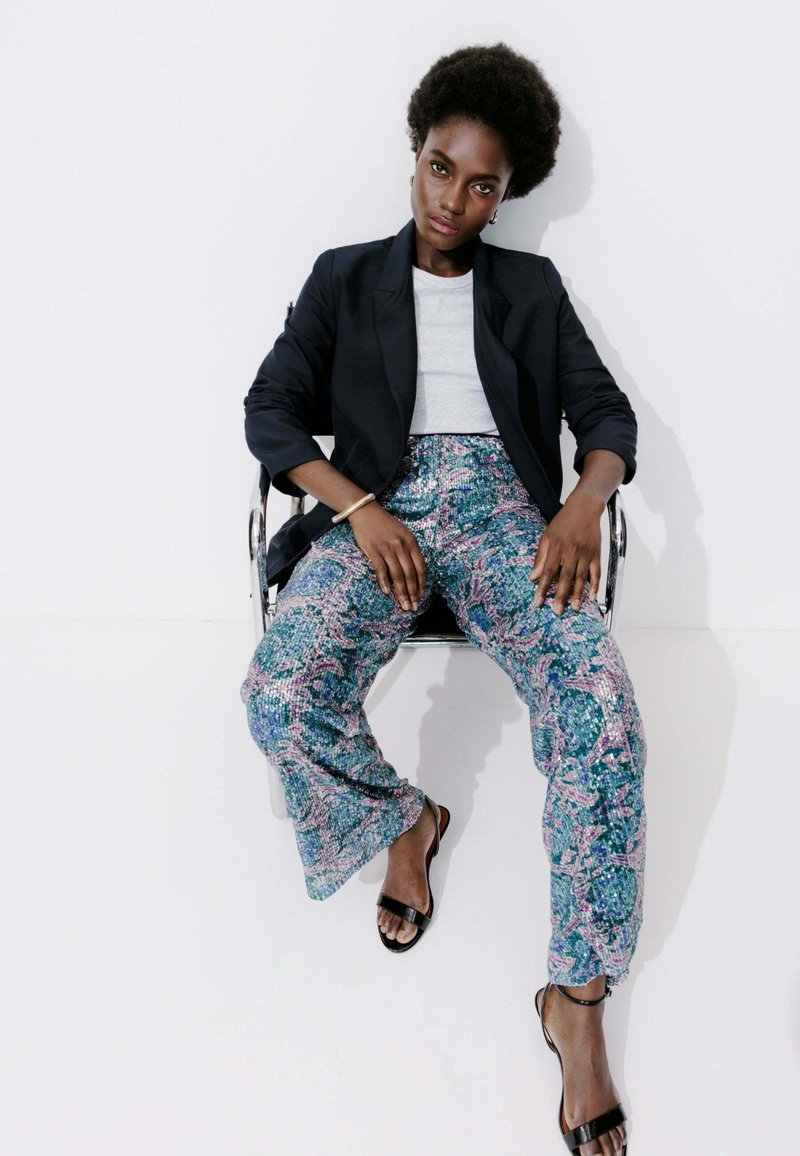 Pantalon de détente rembourré noir AMOMENTO en solde Pantalon de détente rembourré noir AMOMENTO en solde