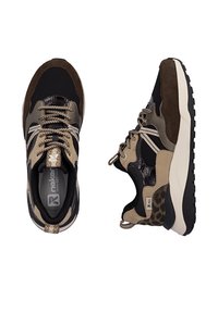 Paire de baskets marron et noires à lacets, en matériaux mixtes, avec une semelle épaisse blanche et noire, présentées en vues de dessus et de côté.