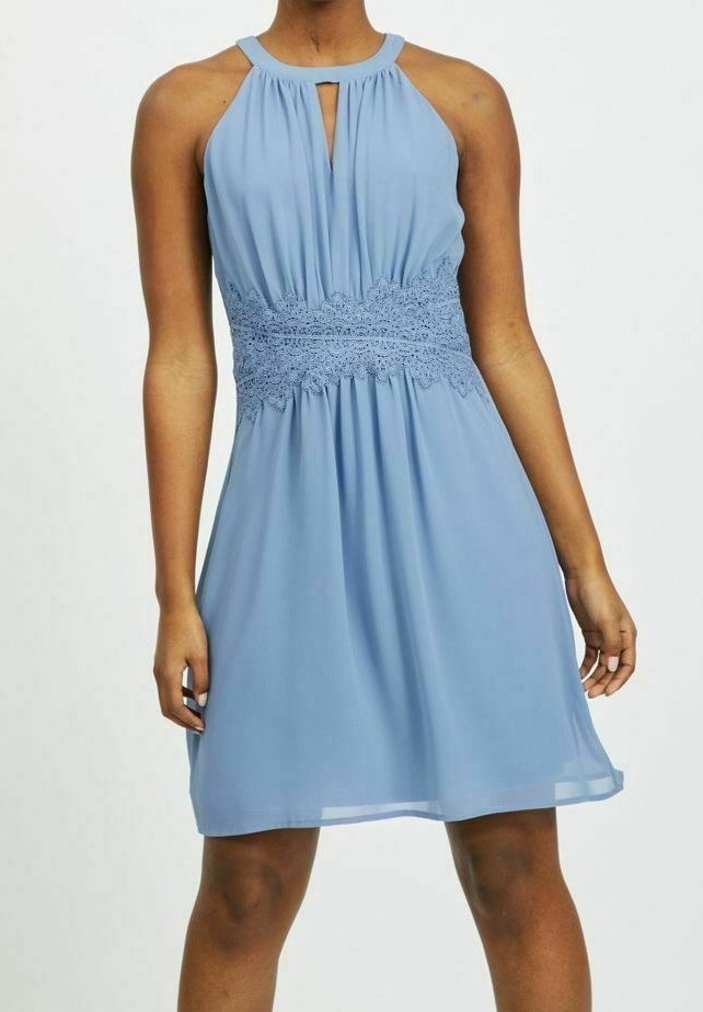 Robe bleu clair dos nu avec un col en goutte d'eau et une taille en dentelle. Le tissu est doux avec un design fluide qui tombe délicatement.