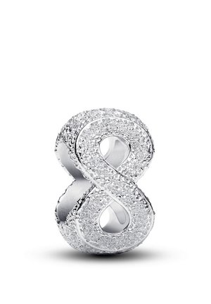 Ciondolo color argento a forma di numero otto, caratterizzato da una superficie testurizzata con dettagli scintillanti e un interno liscio.