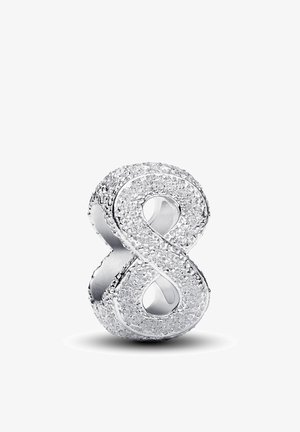 Ciondolo color argento a forma di numero otto, caratterizzato da una superficie testurizzata con dettagli scintillanti e un interno liscio.