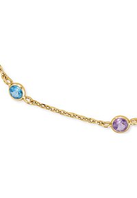 Gouden schakelarmband met drie facette ovalen edelstenen: één blauwe en twee paarse, gezet in ronde gouden accenten.