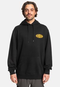 Zwarte hoodie van zacht materiaal, met een kangoeroezak en een gele ovale logo met "No94" op de linkerborst.