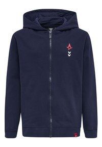 Marinblå zip-up huvtröja i mjukt tyg, med en frontdragkedja, kengurufickor och en logotyp i röd och vit på vänster bröst.