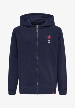 Mørkeblå zip-up hættetrøje lavet af blødt stof, med en lynlås foran, kengurulommer og et logo i rød og hvid på venstre bryst.