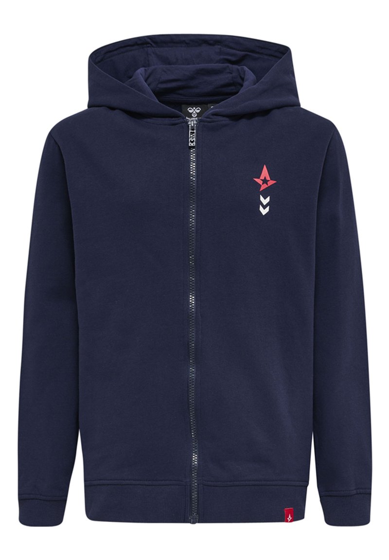 Marinblå zip-up huvtröja i mjukt tyg, med en frontdragkedja, kengurufickor och en logotyp i röd och vit på vänster bröst.