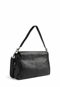 Borsa a spalla in pelle nera con una superficie liscia, forma rettangolare, chiusura a pattina e dettagli in metallo argentato. È dotata di una tracolla removibile.