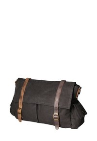 Borsa in tela nera con pattina pieghevole, manici in pelle marrone e dettagli in ottone. Include tasche laterali e cuciture a contrasto.