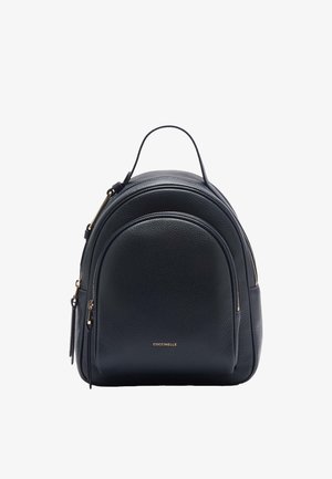 Sac à dos en cuir noir à texture granuleuse, avec une forme arrondie, des fermetures à glissière doubles, une poche avant et une poignée supérieure. Accents en métal doré.