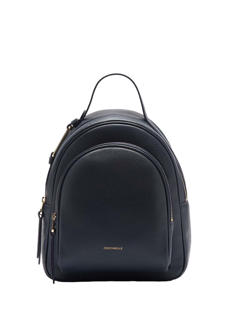 Černý batoh z jemné kůže s kulatým tvarem, dvojitým zipem, přední kapsou a horním madlem. Zlaté kovové prvky.