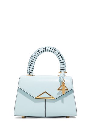 Bolso de cuero azul claro con solapa triangular, herrajes dorados y un asa trenzada con acentos negros. Incluye un charm extraíble.