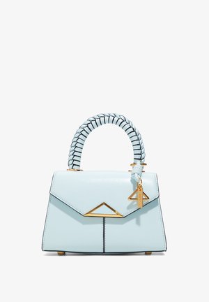 Sac à main en cuir bleu clair avec un rabat triangulaire, quincaillerie dorée et une poignée tressée avec des accents noirs. Charme amovible inclus.
