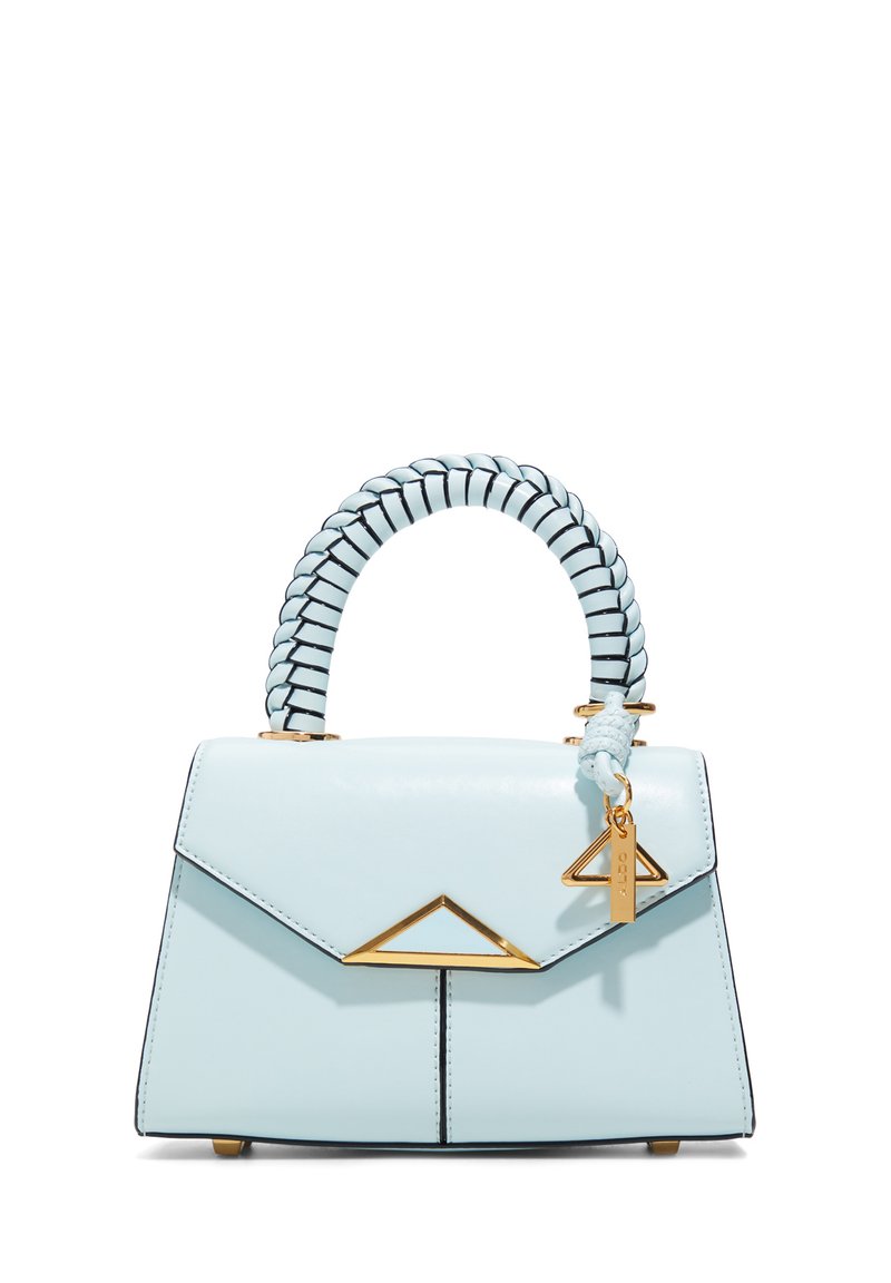 Sac à main en cuir bleu clair avec un rabat triangulaire, quincaillerie dorée et une poignée tressée avec des accents noirs. Charme amovible inclus.