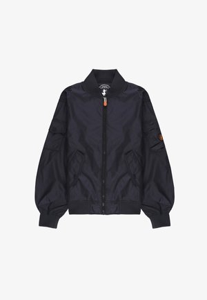 Giacca bomber nera leggera con cerniera frontale, due tasche oblique, tasca con bottone sulla manica, polsini a costine e una piccola toppa con logo sul braccio.