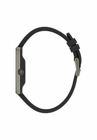 Montre en silicone noir avec un boîtier métallique rectangulaire, un bouton rond et une fermeture. Le bracelet présente une texture lisse et un design minimaliste.