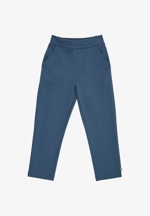 Blå elastiske bukser med sidelommer, lige ben og en lille mærkat på nederste kant af højre ben.