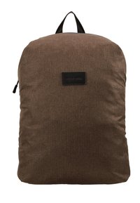 Zaino in tessuto marrone con finitura testurizzata, dotato di un'etichetta in pelle nera con logo, una maniglia superiore e apertura laterale con zip.