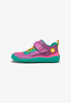 Scarpa da ginnastica colorata per bambini con dettagli viola, rosa, verde e giallo, dotata di cinturino in velcro e logo giocoso sul lato.